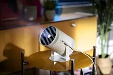 Probamos The Freestyle, el proyector de Samsung que parece una lámpara