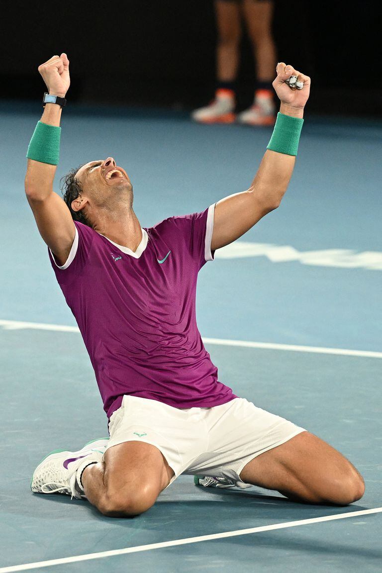 Rafael Nadal batió a Daniil Medvedev tras haber perdido los dos primeros sets y conquistó el Australian Open, su 21° título de Grand Slam. 