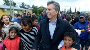 Macri, rodeado de niños en Jujuy