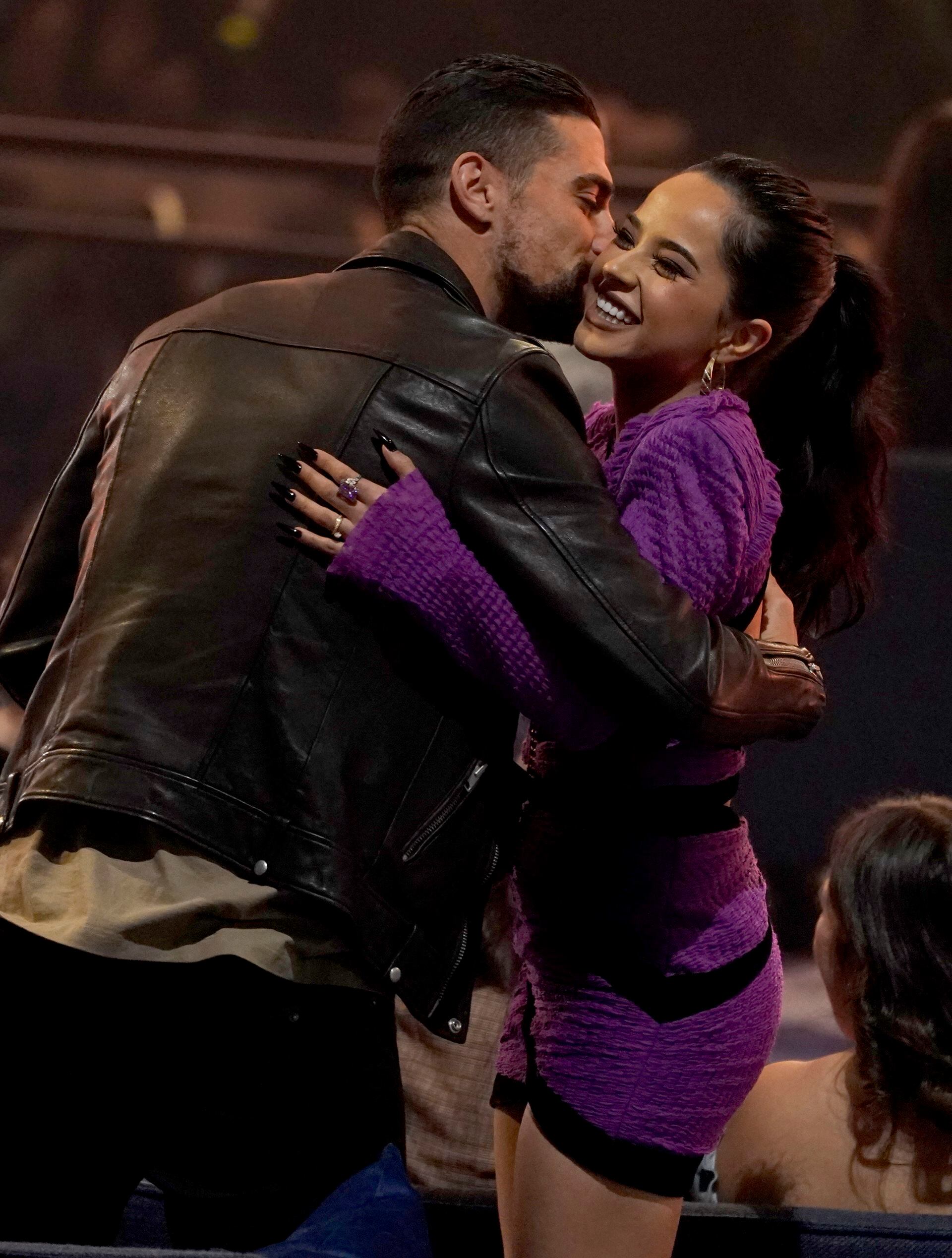 Congratulations my love! Becky G receives a kiss from her boyfriend, Sebastian Lletget, while the award for Favorite Latin Artist is announced at the American Music Awards, held this Sunday at the Microsoft Theater in Los Angeles