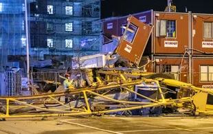 Una grúa volcada aplastó varios cobertizos de construcción en el centro de Malmo el 30 de enero de 2022 cuando la tormenta Malik continúa causando estragos en el área de Scania