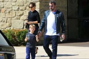 Jennifer Garner y Ben Affleck saliendo de la iglesia junto a Samuel, el menor de sus tres hijos