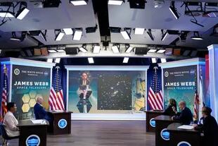 Joe Biden, con il vicepresidente Kamala Harris e il team della NASA, durante la presentazione