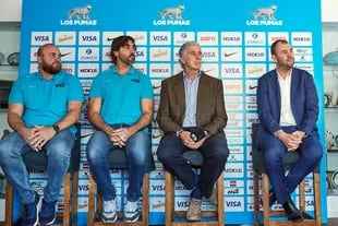Andrés Bordoy (entrenador de scrum), Juan Martín Fernández Lobbe (ídem de line-out y ruck), Gabriel Travaglini (presidente de UAR) y Cheika, en la presentación del cuerpo técnico de los Pumas.