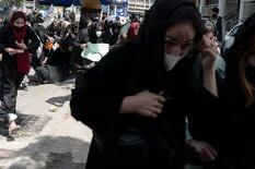 Violenta represión de los talibanes a una marcha de mujeres: las persiguieron y les golpearon con fusiles