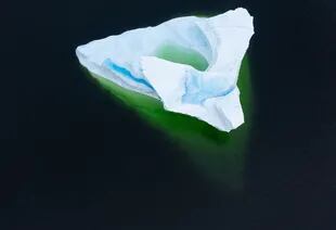 Un iceberg flota cerca de la orilla del mar de Kings Point el 4 de julio de 2019 en Terranova, Canadá
