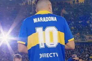 Los goles de Messi y Román, y el sentido discurso del ídolo con la 10 de Maradona