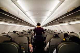 Un tripulante de cabina reveló cuáles son las costumbres del avión que hay que evitar sí o sí