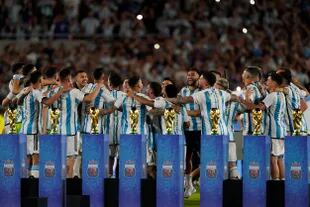 El festejo de los jugadores argentinos en el centro de la cancha luego del partido frente a Panamá en el Monumental.