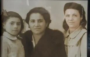 María Teresa (derecha) junto a su madre, Teresa, y su hermana, Gabriella, recién llegadas a Argentina