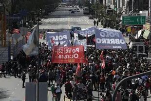 Corte total de Rivadavia a la altura de Gral Paz en Liniers; manifestación; marcha; polo Obrero
