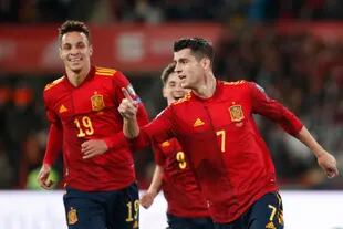 Álvaro Morata (derecha) celebra tras anotar el gol con el que España derrotó 1-0 a Suecia para clasificarse a la Copa Mundial, el domingo 14 de noviembre de 2021, en Sevilla. (AP Foto/Angel Fernández)
