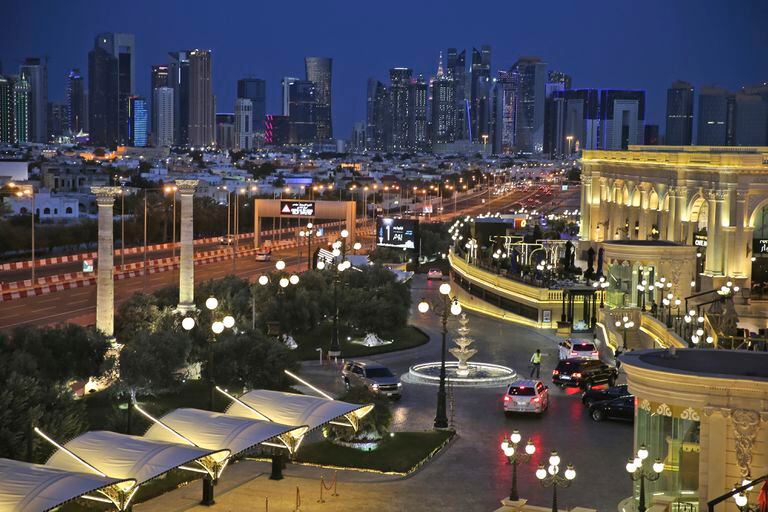 Una vista general de Doha, mientras los autos llegan al centro comercial de lujo Al Hazm