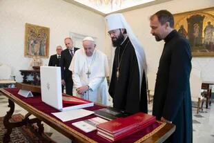 El Papa Francisco junto al Metropolitano Antonij de Volokolamsk, en el Vaticano
