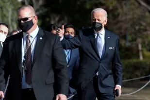 El presidente de Estados Unidos, Joe Biden, hace un gesto con el pulgar hacia arriba de camino al Marine One, en el South Lawn de la Casa Blanca, el 11 de febrero de 2022, en Washington. (AP Foto/Manuel Balce Ceneta)