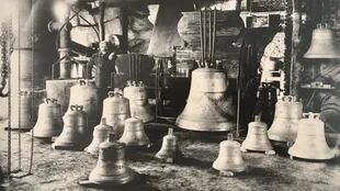 Allá lejos y hace tiempo... cuando se producían varias campanas por año. Detrás, un empleado de la firma, llamado Bugliotti.