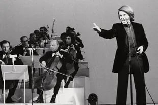 Durante un show en 1973, el artista en el escenario acompañado por una orquesta de cuerdas. 
