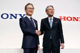 El CEO de Sony Group Corp., Kenichiro Yoshida, izquierda, y el CEO de Honda Motor Co., Toshihiro Mibe, sellaron la unión de ambas empresas para la creación de una compañía que se meta de lleno en la fabricación de autos eléctricos