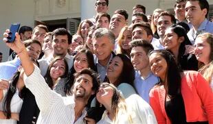 El presidente Mauricio Macri, ayer, con estudiantes, en Rosario