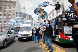 La militancia peronista se concentró en Plaza de Mayo y se movilizó en los autos