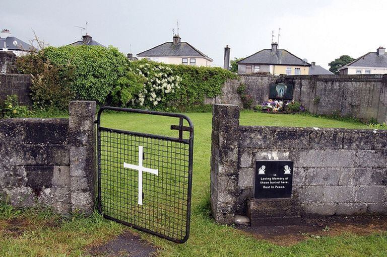 Irlanda: una orden religiosa pide perdón por una fosa con restos de bebés