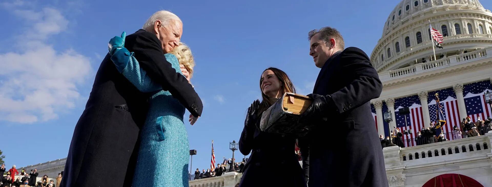 Joe Biden abraza a Jill Biden después de ser juramentado como el 46° presidente de los Estados Unidos