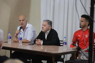 Fabián Doman, presidente de Independiente, junto a sus vicepresidentes Néstor Grindetti (izquierda) y Juan Marconi (derecha)