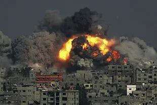 Los ataques de la aviación israelí alcanzaron asimismo la sede de la emisora de radio de Hamas
