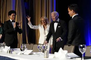 El presidente Joe Biden y la primera dama Jill Biden llegan a la cena anual de la Asociación de Corresponsales de la Casa Blanca, el sábado 30 de abril de 2022, en Washington. A la izquierda, el comediante Trevor Noah.