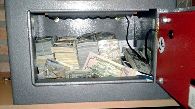 La caja fuerte con fajos de miles de dólares