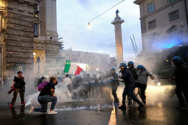 La policía reprime una manifestación en contra de la orden de vacunarse y otras restricciones en Roma. (Mauro Scrobogna/LaPresse vía AP)