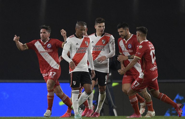Momento de celebración para Argentinos, por el gol de Gabriel Hauche: 1-1 con River.
