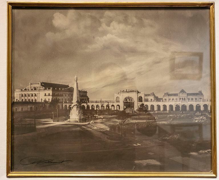 En esta fotografía Witcom de 1883, se observa el ex-Teatro Colón y la demolición de la Recova ordenada por Torcuato de Alvear en el contexto de obras destinadas a sanidad y embellecimiento urbano