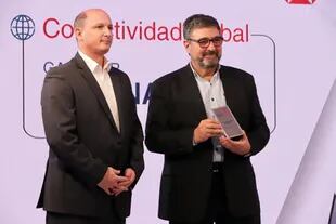 Maximiliano Rossi, gerente de Comercio Exterior de HSBC, y Rubén Horacio Paporello, director general de Bisignano, triunfadora de la categoría "Conectividad global"