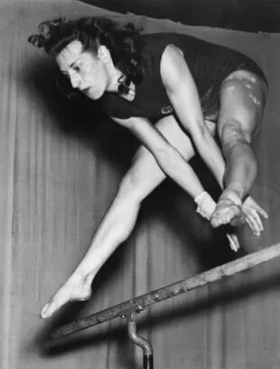 Agnes Keleti cumplió 100 años la campeona olímpica más anciana del mundo