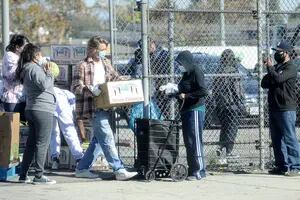 Solidario: Pitt repartió alimentos entre personas sin recursos en Los Ángeles