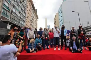 Trabajadores vinculados con el quehacer teatral se manifestaron frente al Teatro Broadway sobre Av Corrientes en demanda de la reapertura de las salas.