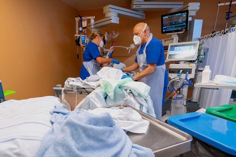 Personal médico atiende a un paciente con coronavirus en la sala de terapia intensiva de la clínica Asklepios, en Munich, Alemania, donde preocupa el incremento de contagios diarios y de fallecidos