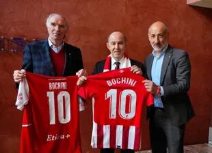 Ricardo Bochini en el homenaje de Athletic Club de Bilbao por el premio One Man Club; en la foto, con José Angel Iríbar, arquero de la entidad, y Aitor Elizegi, el presidente del Athletic