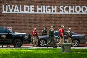 Un joven disparó en una escuela primaria y mató a al menos 14 niños
