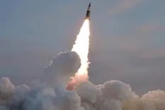 Corea del Norte lanzó un misil balístico y Japón instó a sus residentes a buscar refugio