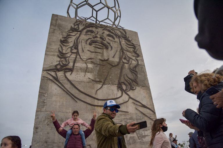La gente se tomó fotos frente al imponente monumento en honor a Diego Maradona en la localidad balnearia de Santa Clara del Mar