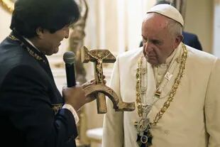 El papa Francisco, al momento de recibir el regalo de Evo Morales