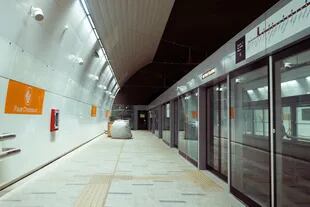 Una línea del metro de Santiago de Chile con puertas en los andenes, como tendrá la F porteña