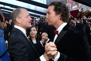 Woody Harrelson se hará un ADN para saber si Matthew McConaughey es su hermano, pero hay conflictos