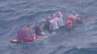 Un grupo de cubanos en una balsa que se hundía, frente a las costas de Key Largo, Florida, el 3 de febrero del 2022. Foto suministrada por la Guardia Costera de EEUU. (Guardia Costera de EEUU via AP)