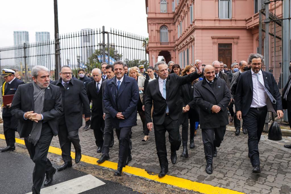 El presidente Alberto Fernández junto a algunos de sus ministros