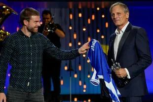 El actor y cineasta Viggo Mortensen recibe una camiseta de fútbol con su nombre de manos del futbolista Asier Illaramendi, tras recibir el Premio Donostia