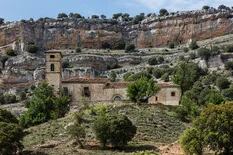 Aldeas y pueblos abandonados, con castillos y monasterios históricos, se ofrecen “al mejor postor” en España