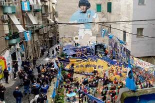 En el barrio de los españoles se inauguró un santuario improvisado para Diego Maradona